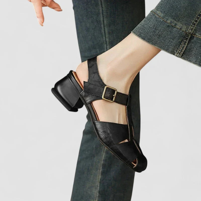 Eleganti sandali donna tacco basso, stile classico con cinturino a T per l'estate.