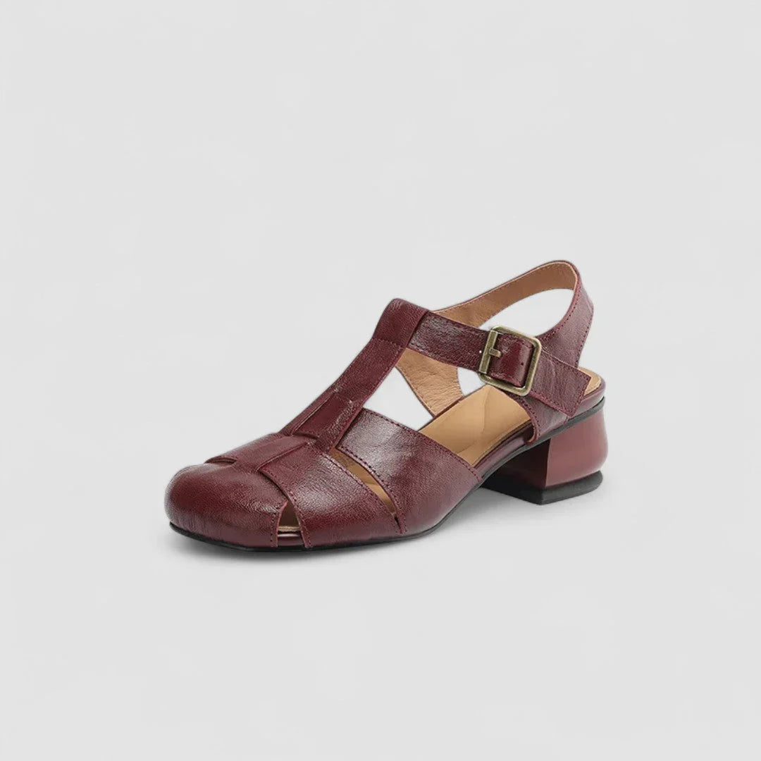 Moda sandali donna tacco basso, design chic con cinturino a T, ideali per outfit estivi.