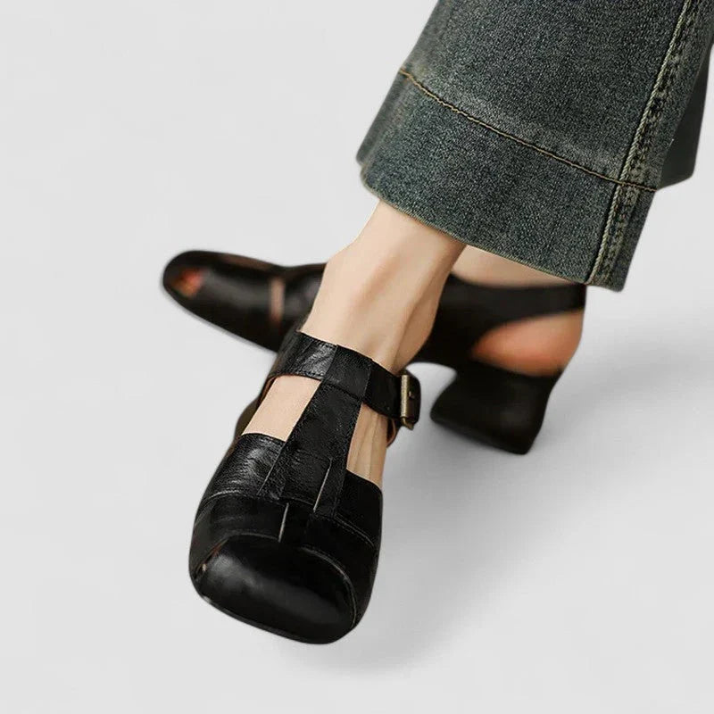 Comodi sandali donna tacco basso, con cinturino a T, ideali per un look estivo classico e sofisticato.