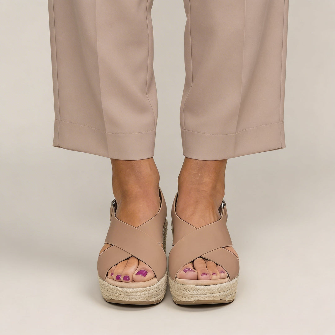 Zeppe espadrillas ortopediche da donna con cinturino alla caviglia, perfette per comfort e moda estiva.