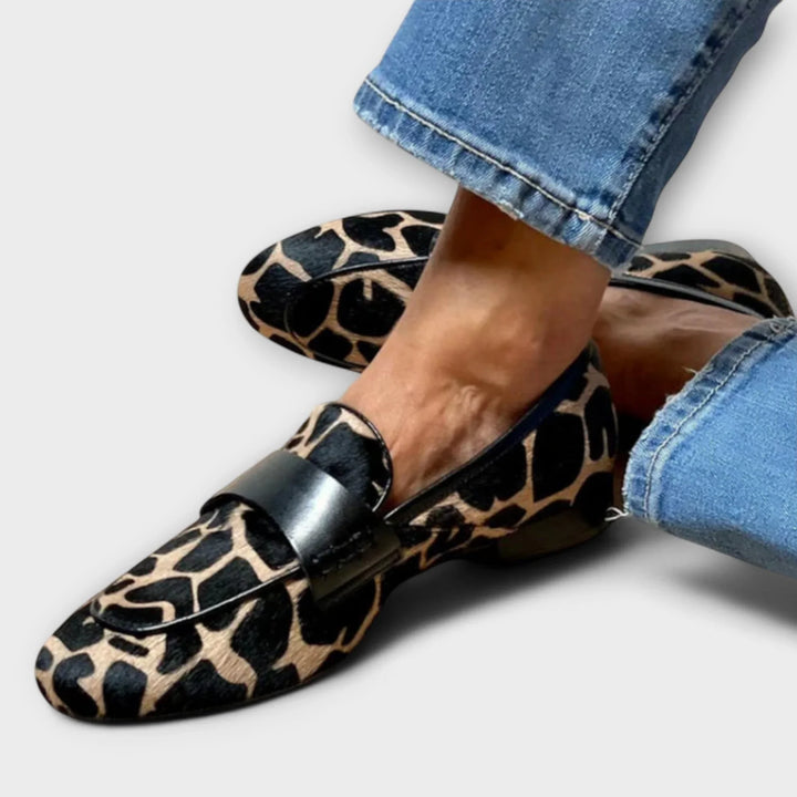 Mocassini donna eleganti stampa animalier con fascia nera a contrasto. Calzature comode e moda femminile versatile.