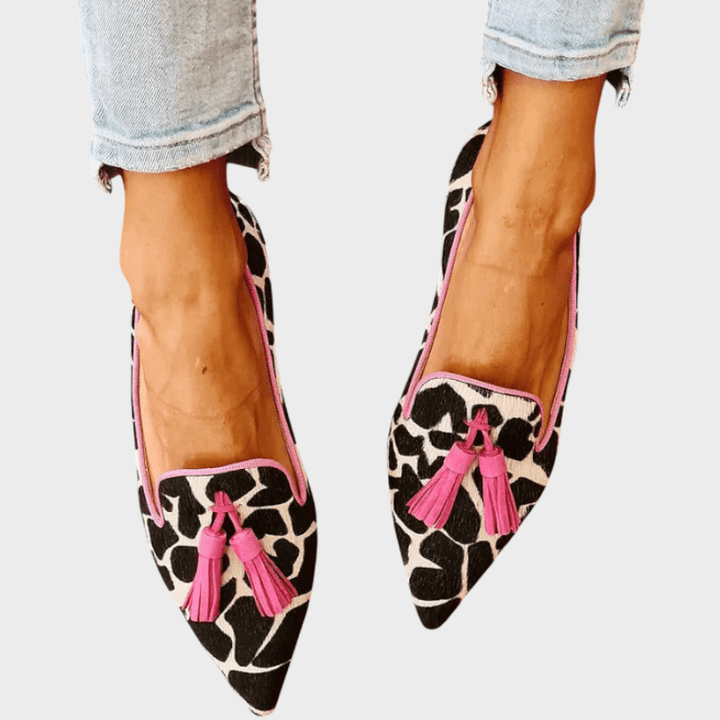 Mocassini da donna slip-on con nappe decorative e stampa animalier, ideali per un look casual-elegante.