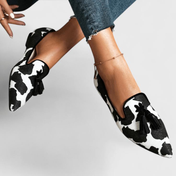 Eleganti mocassini da donna con audace stampa animalier e nappe, perfetti per aggiungere un tocco fashion al tuo outfit.