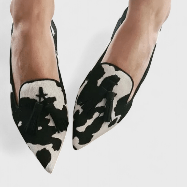 Mocassini da donna comodi ed eleganti con nappe e distintiva stampa animalier, ideali per stile e comfort quotidiano.