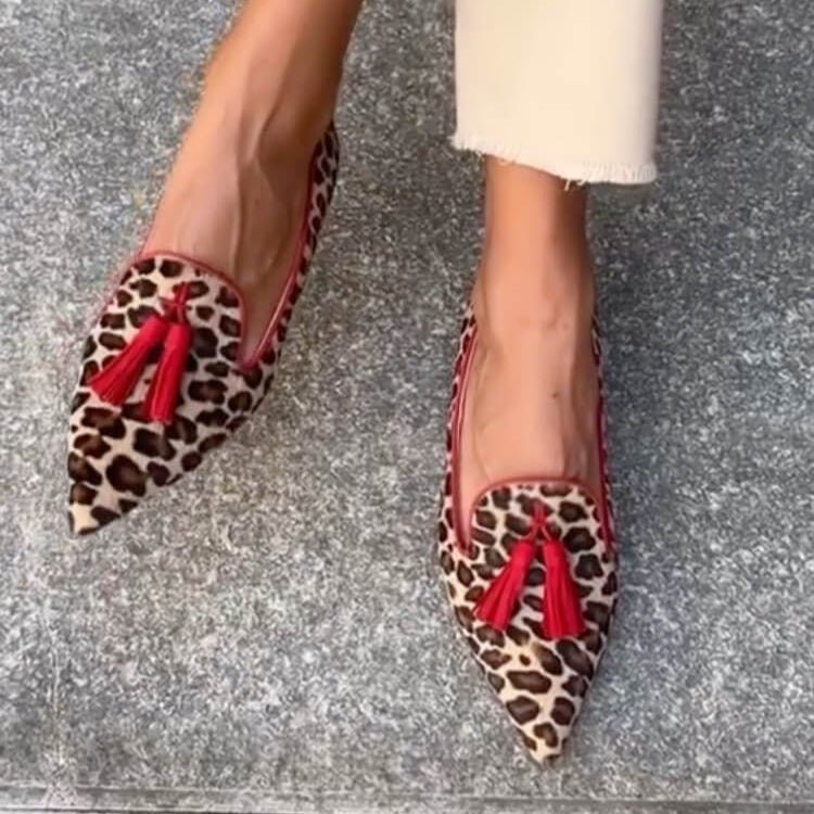 Mocassini donna slip-on con nappe e stampa animalier, versatili per outfit casual o più sofisticati. Calzature di moda.