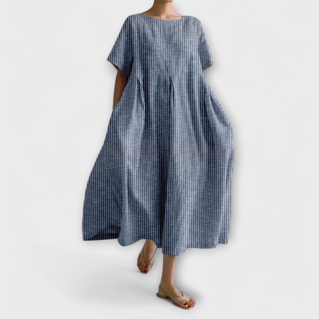 Abito casual da donna midi oversize a righe, con tasche laterali e maniche kimono per comfort ed eleganza estiva.