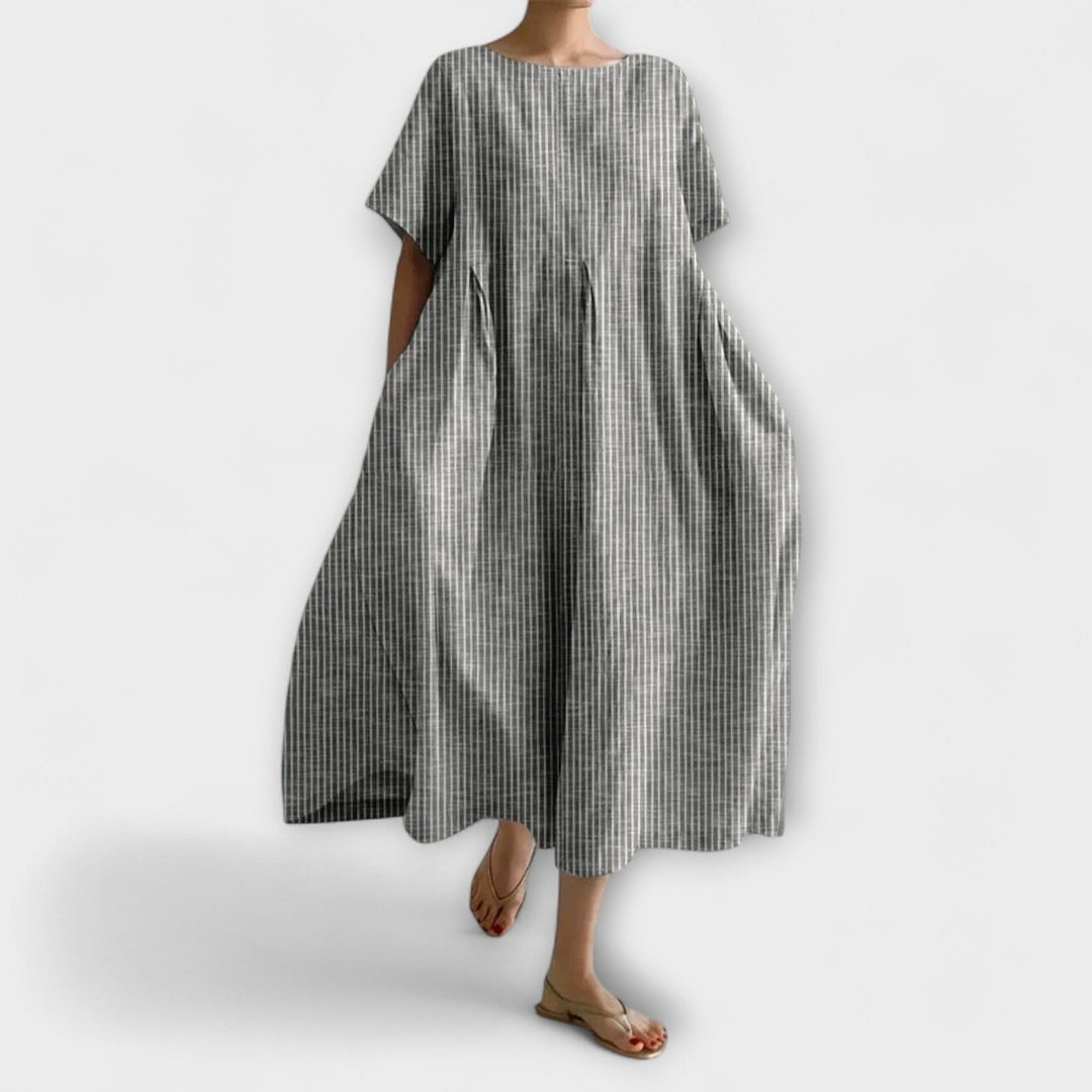 Elegante vestito midi rigato oversize donna, con tasche pratiche e maniche kimono, ideale per un look versatile.