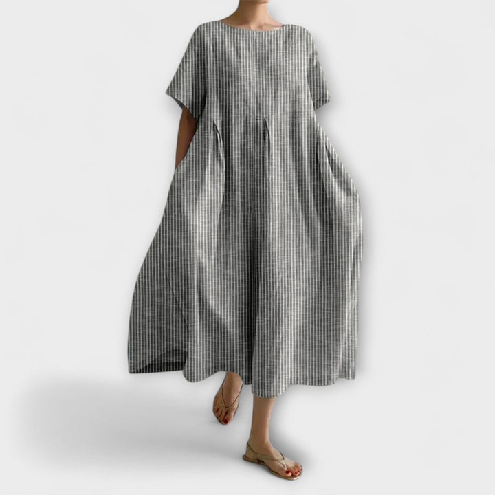 Elegante vestito midi rigato oversize donna, con tasche pratiche e maniche kimono, ideale per un look versatile.