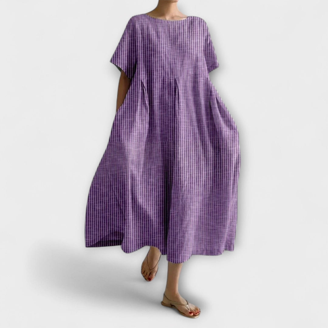 Moda estiva: vestito midi a righe oversize con tasche e maniche kimono, abito comodo per donna, look casual chic.