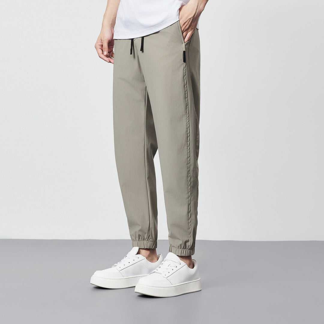 Pantaloni uomo alla caviglia, stile casual, con coulisse, un capo di moda comodo per l'estate e il tempo libero.