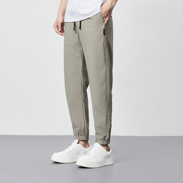 Pantaloni uomo alla caviglia, stile casual, con coulisse, un capo di moda comodo per l'estate e il tempo libero.