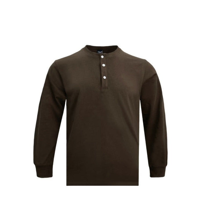 Primo piano tessuto camicia Henley uomo, morbida e traspirante, ideale per ogni giorno.