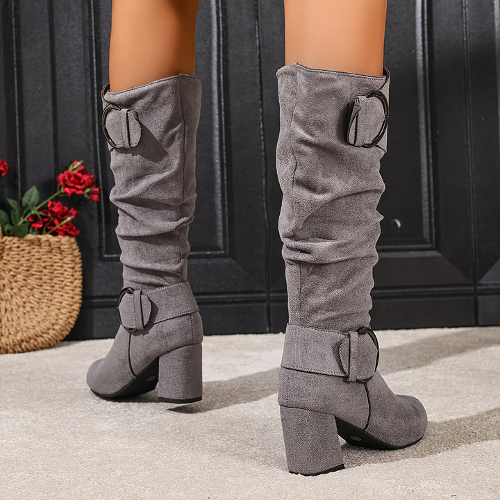 Stivali al ginocchio morbidi da donna, con fibbie e tacco largo. Scarpe invernali di tendenza, un must-have casual.
