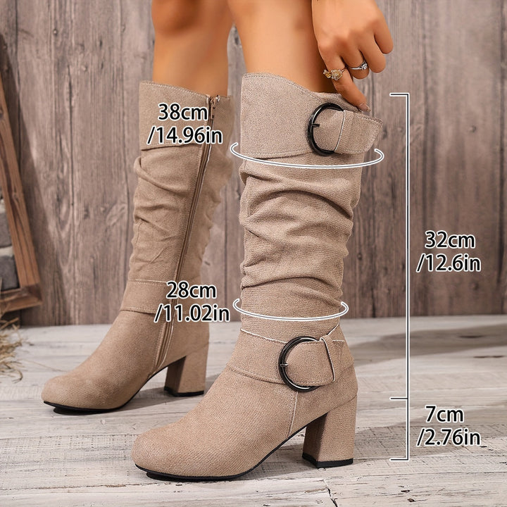 Stivali da donna al ginocchio con tacco largo e fibbie. Versatili per autunno e inverno, look casual o elegante.