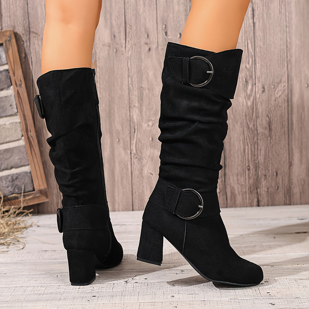 Stivali donna morbidi al ginocchio con tacco largo. Comfort e stile casual chic, perfetti per ogni occasione.