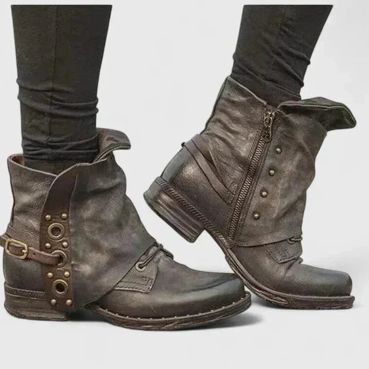 Stivaletti donna effetto vintage con fibbia decorativa e pratica zip laterale, ideali per l'autunno.