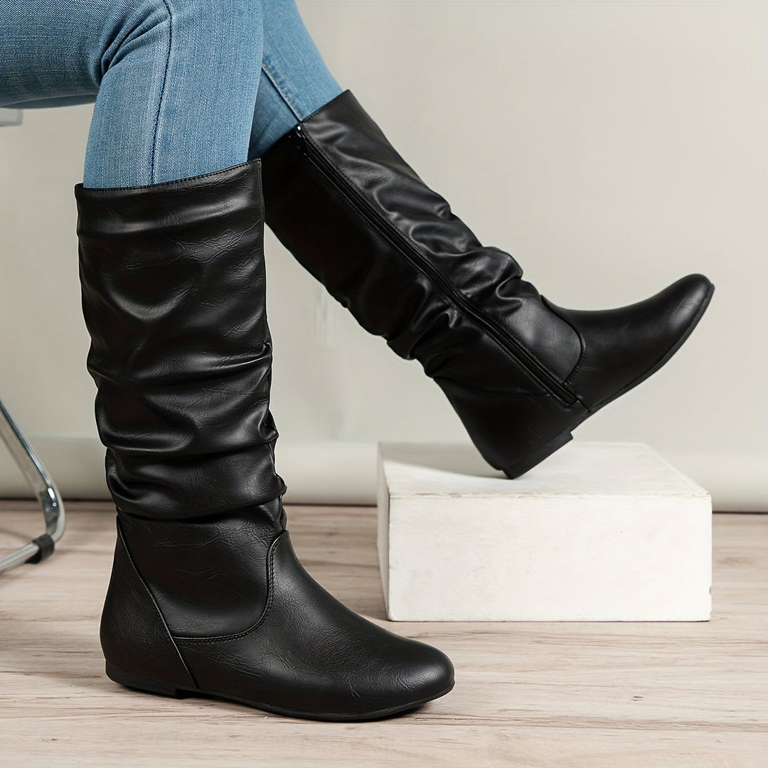 Stivali neri eleganti al ginocchio da donna, tacco basso, zip. Versatili per ufficio e tempo libero.