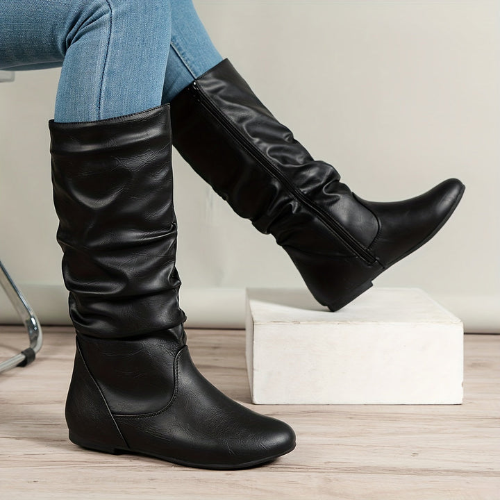 Stivali neri eleganti al ginocchio da donna, tacco basso, zip. Versatili per ufficio e tempo libero.
