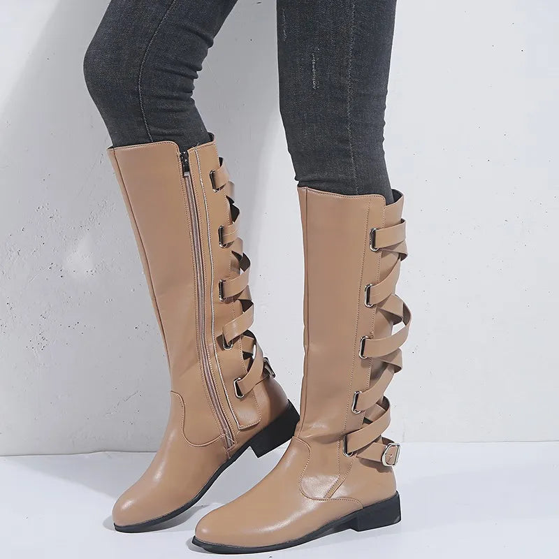 Eleganti stivali donna al ginocchio per moda autunno/inverno, con design a fibbie e comodo tacco basso.