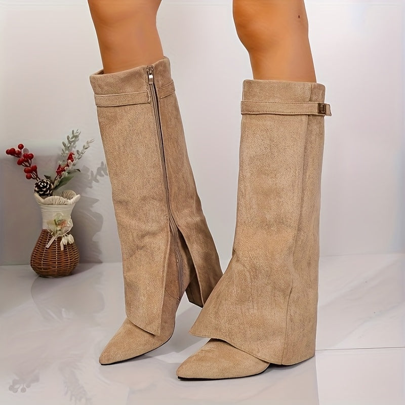 Eleganti stivali da donna beige al ginocchio, scamosciati, con comodo tacco largo. Ideali per l'inverno.