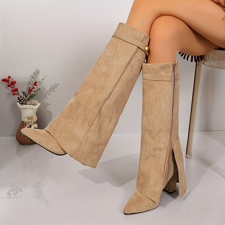 Stivali donna beige, effetto scamosciato sintetico, alti al ginocchio, con tacco largo. Perfetti per l'autunno.