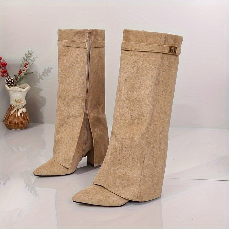 Stivali al ginocchio beige da donna con tacco largo stabile e confortevole. Design scamosciato per outfit eleganti.