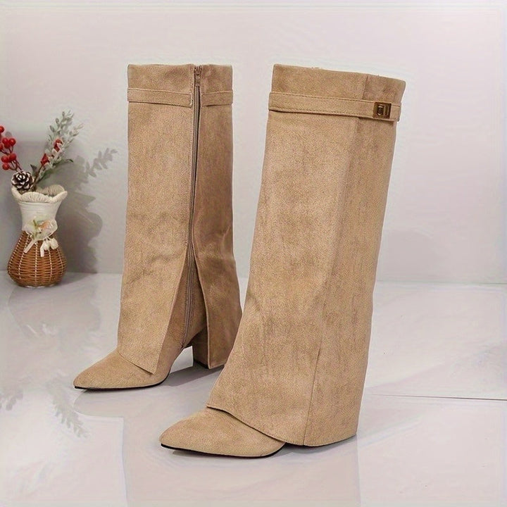 Stivali al ginocchio beige da donna con tacco largo stabile e confortevole. Design scamosciato per outfit eleganti.
