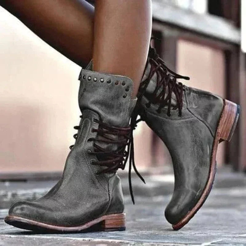 Stivaletti donna casual-chic con tacco largo, lacci e punta arrotondata per un look alla moda.