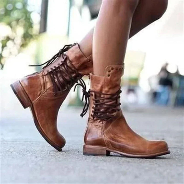 Stivaletti donna neri con tacco largo e punta arrotondata, perfetti per outfit eleganti o casual.