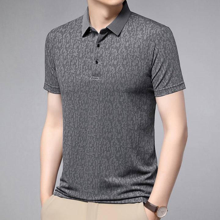 Dettaglio camicia uomo estiva floreale a maniche corte, design alla moda per un look casual versatile e fresco.