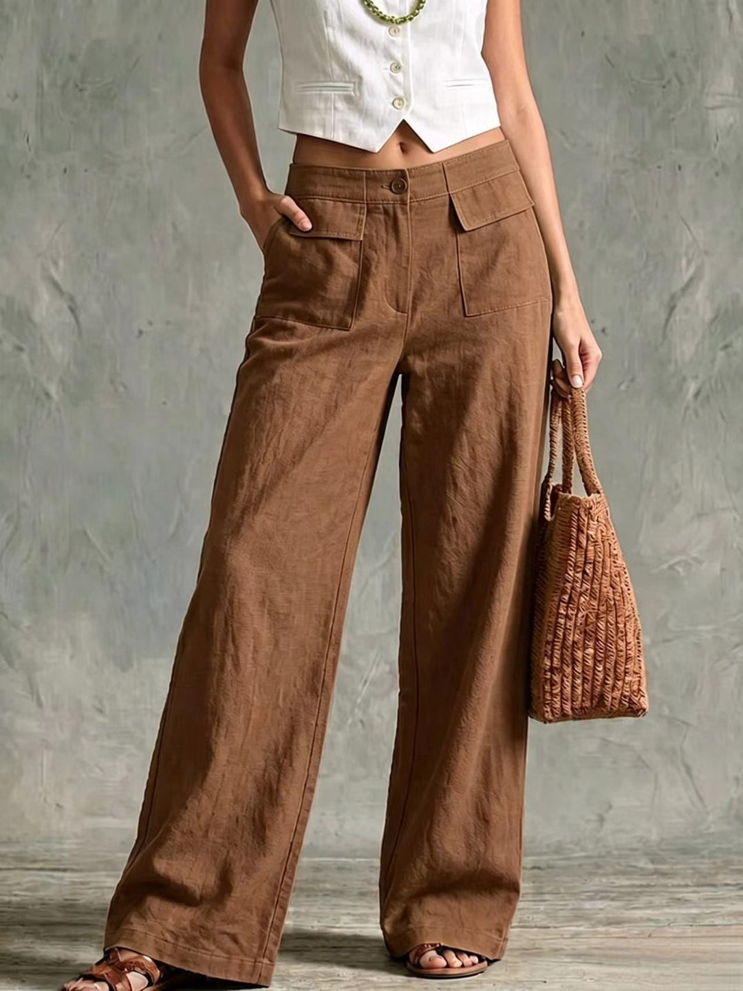 Dettaglio della vita elastica e del tessuto dei pantaloni donna larghi a vita alta tinta unita.