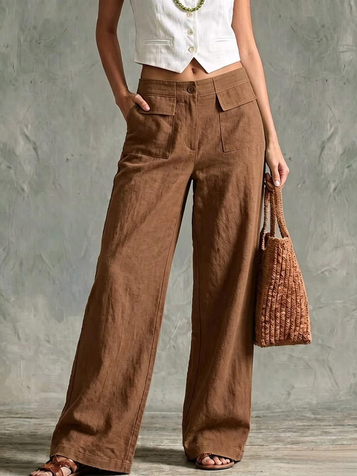 Dettaglio della vita elastica e del tessuto dei pantaloni donna larghi a vita alta tinta unita.