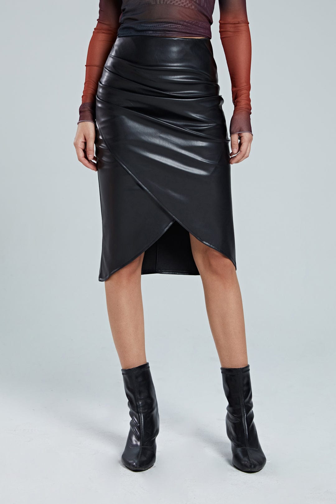 Gonna midi asimmetrica nera in pelle, vita alta aderente, per serate eleganti e look da ufficio chic.