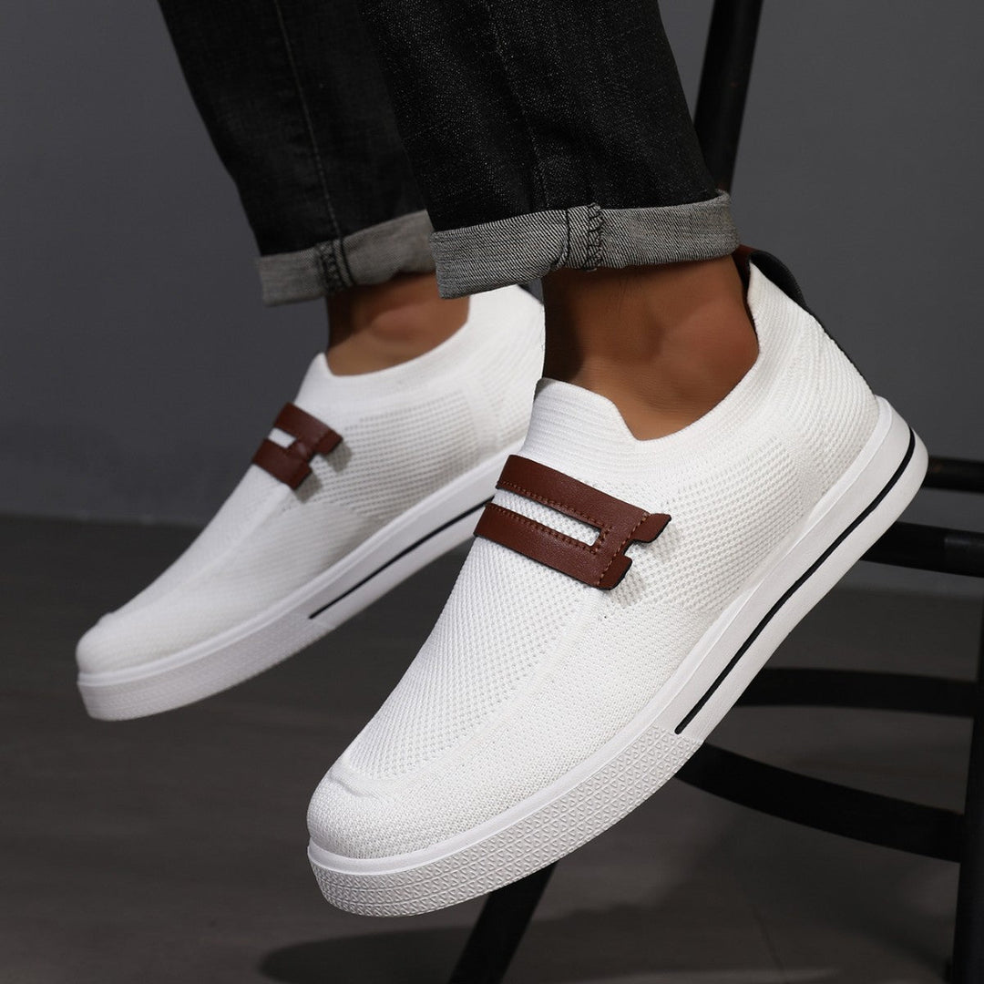 Moderne sneakers bianche slip-on da uomo, leggere e versatili, per uno stile casual e comfort ottimale.