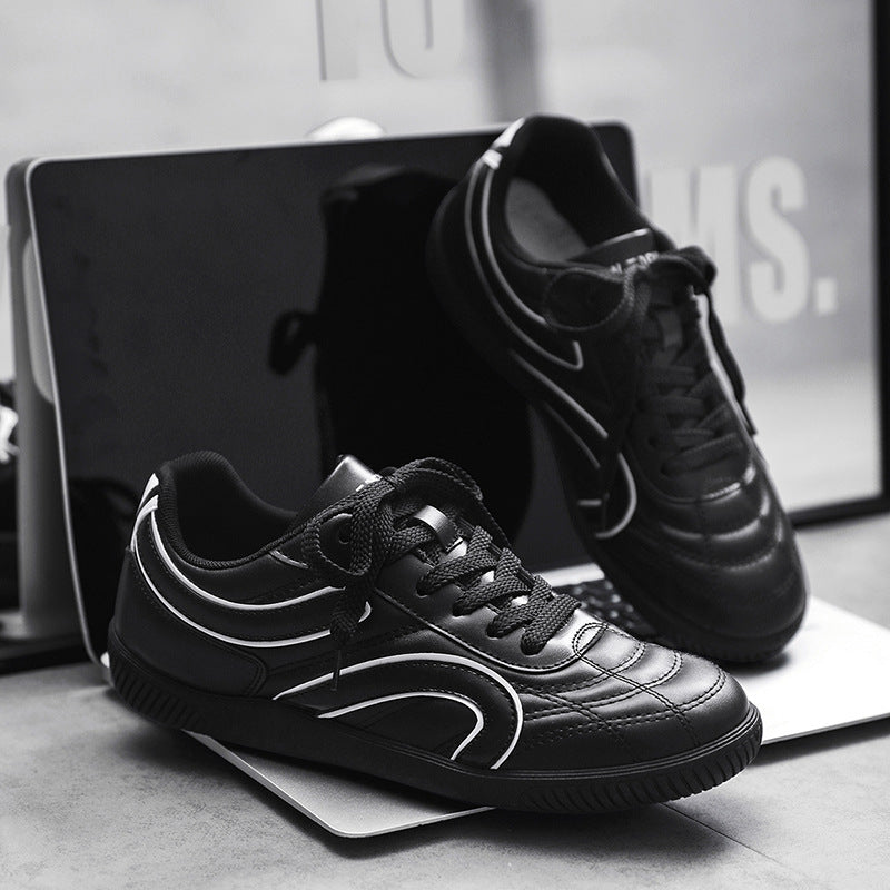 Scarpe casual uomo con lacci, stile retrò. Calzature maschili ideali per passeggio e moda quotidiana. Comfort garantito.