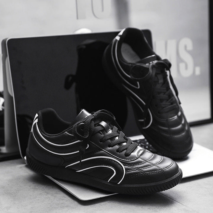 Scarpe casual uomo con lacci, stile retrò. Calzature maschili ideali per passeggio e moda quotidiana. Comfort garantito.