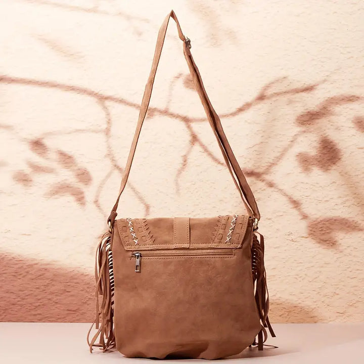 Borsa a tracolla marrone da donna, elegante e versatile, con nappina decorativa, ideale per ogni outfit.
