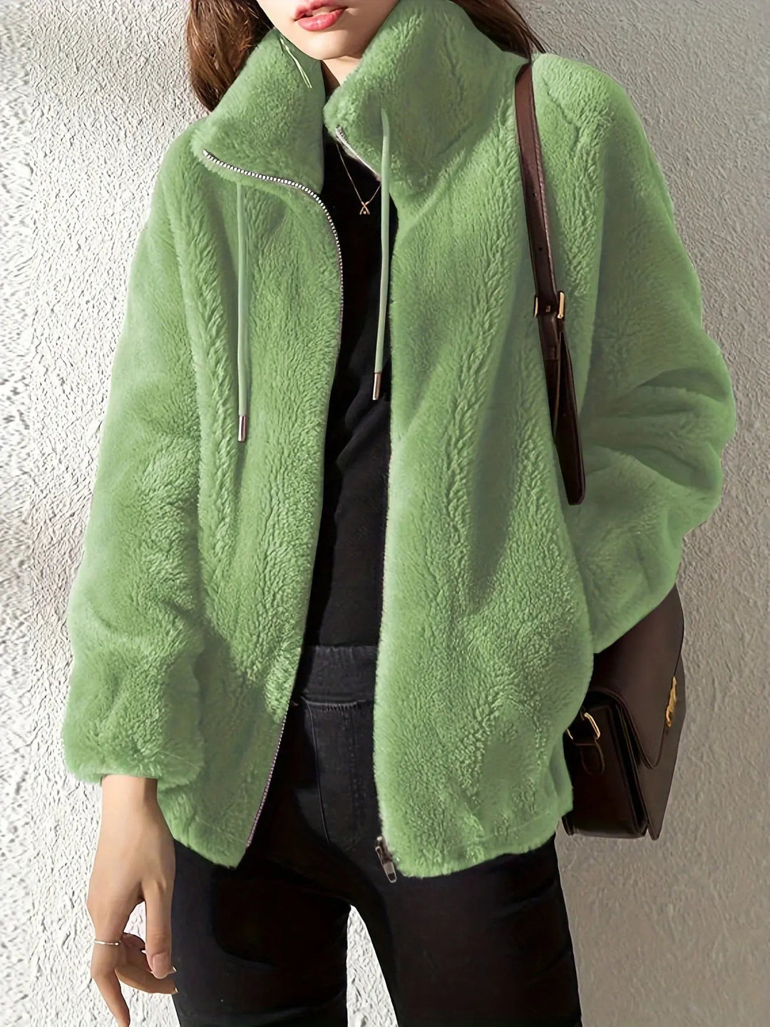 Giacca donna in pile ultra-morbido, calda e accogliente, ideale per un look casual invernale e comfort.