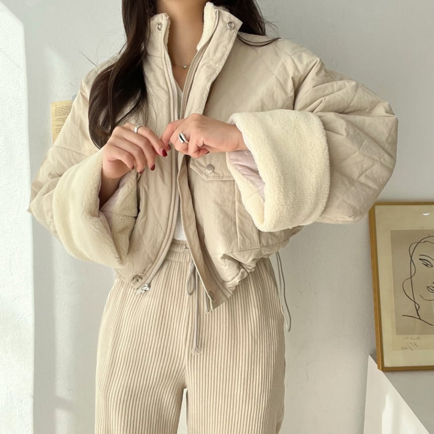 Moderna giacca invernale donna calda, con collo alto e vestibilità ampia. Ideale per la moda invernale.