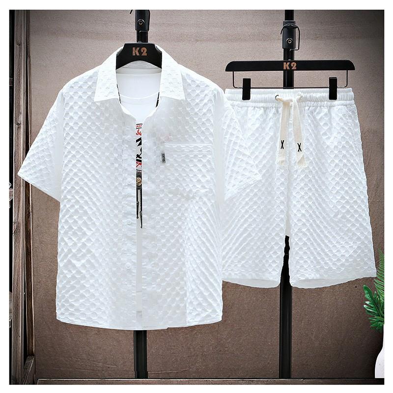 Camicia e pantaloncini uomo beige in completo estivo due pezzi con vestibilità oversize. Comfort e stile casual.