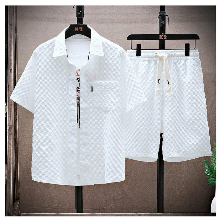 Camicia e pantaloncini uomo beige in completo estivo due pezzi con vestibilità oversize. Comfort e stile casual.