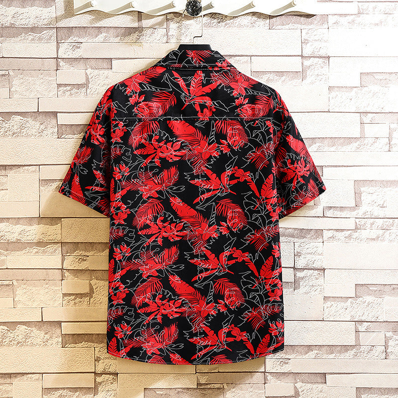 Completo uomo estivo due pezzi con camicia stampata e pantaloncini. Abbigliamento casual da uomo per l'estate.