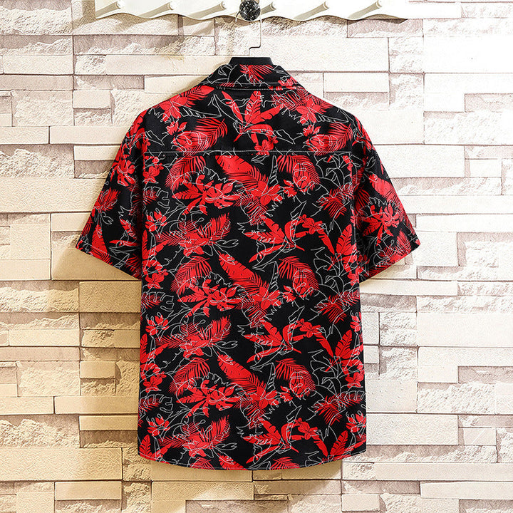 Completo uomo estivo due pezzi con camicia stampata e pantaloncini. Abbigliamento casual da uomo per l'estate.