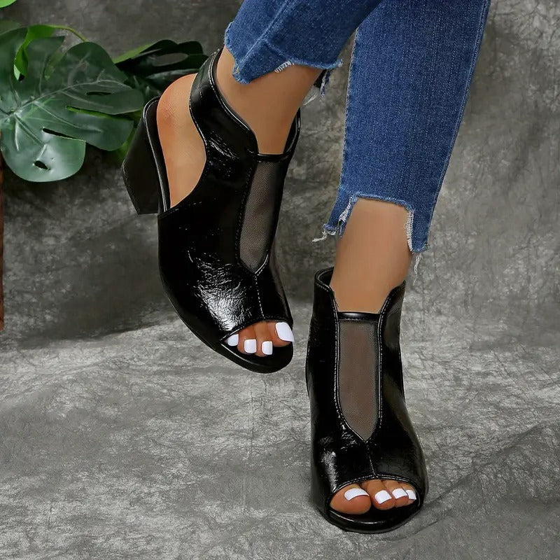 Sandali donna neri lucidi con tacco compensato alto, design a punta aperta. Scarpe estive comode ed eleganti.