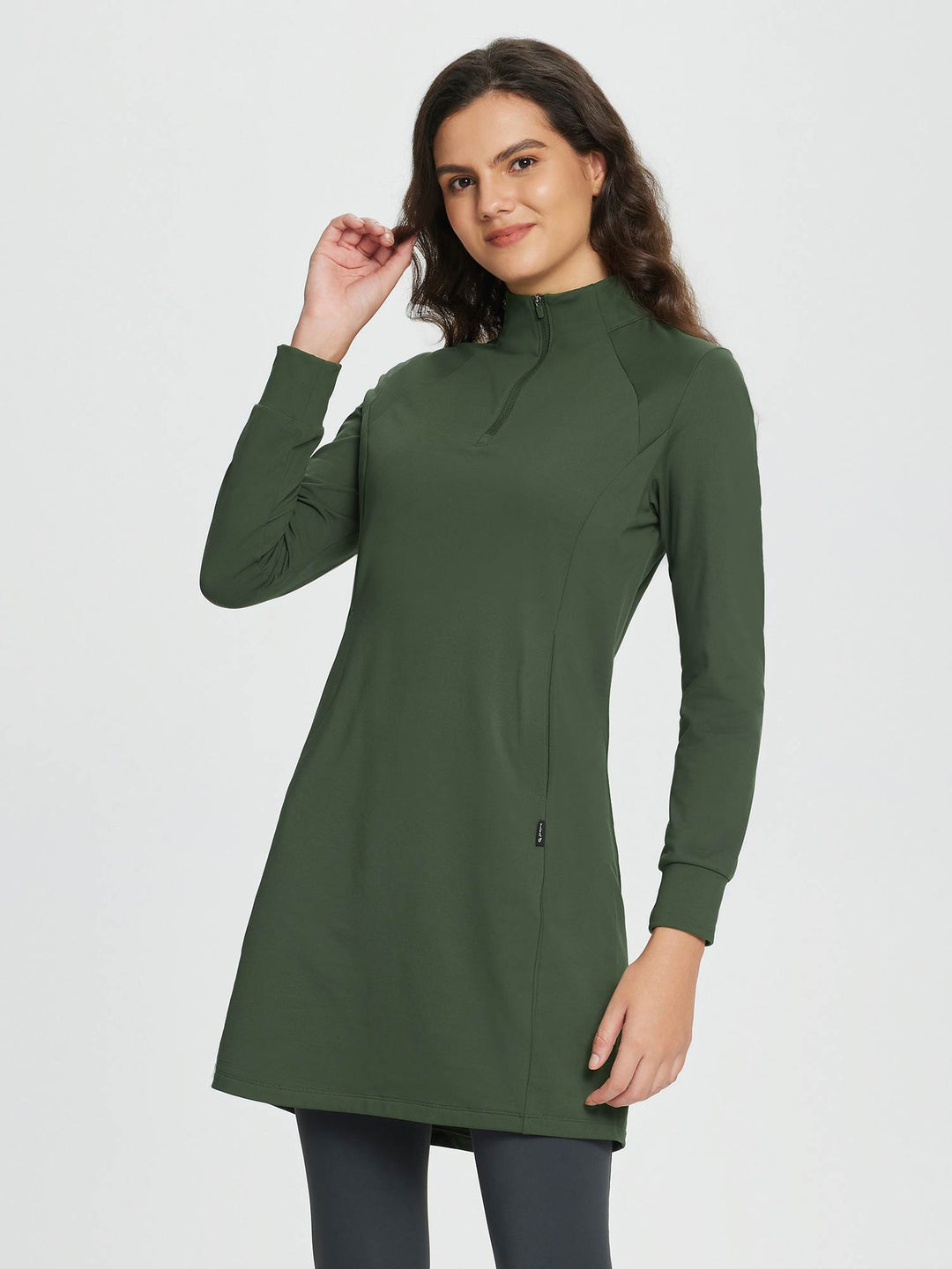 Versatile abito donna midi invernale in maglia, collo alto con zip, ideale per ogni occasione.
