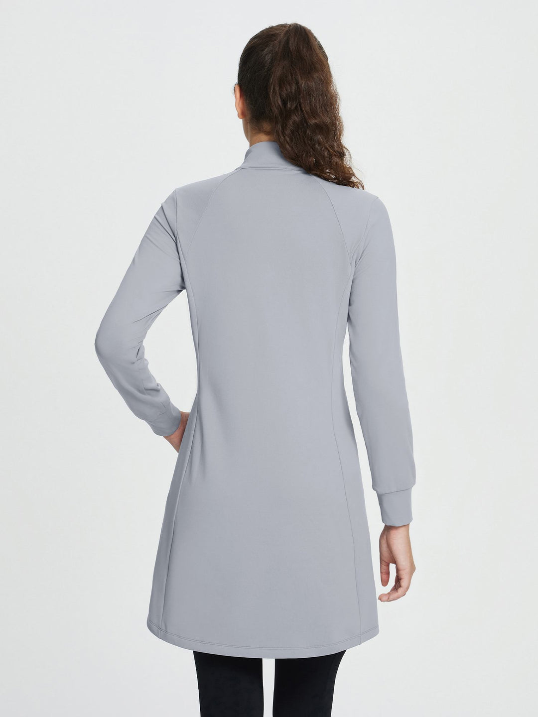 Elegante abito donna invernale in maglia, collo alto e zip per look versatili.
