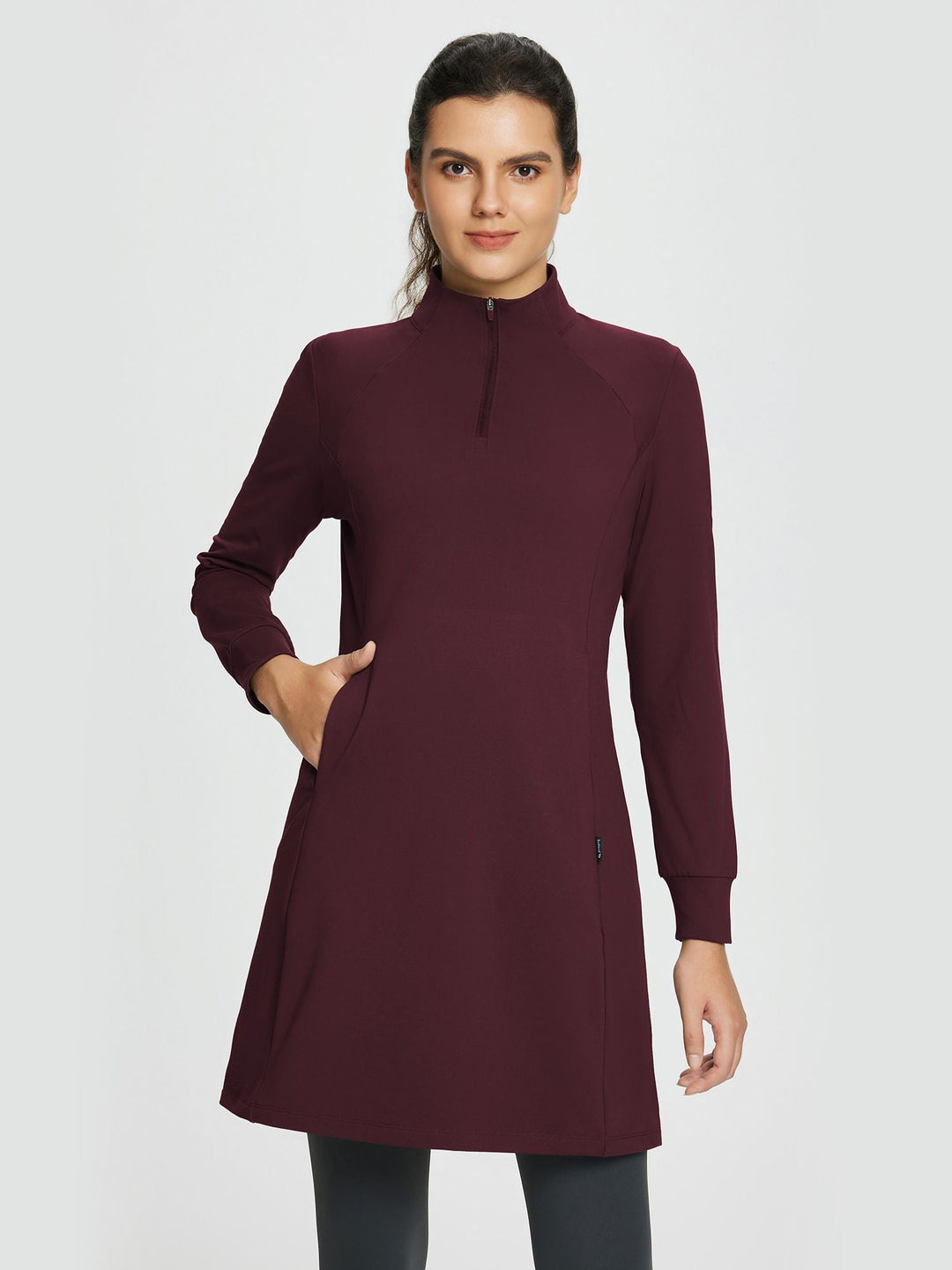 Abito invernale donna elegante in maglia, collo alto e zip, per un look sofisticato.