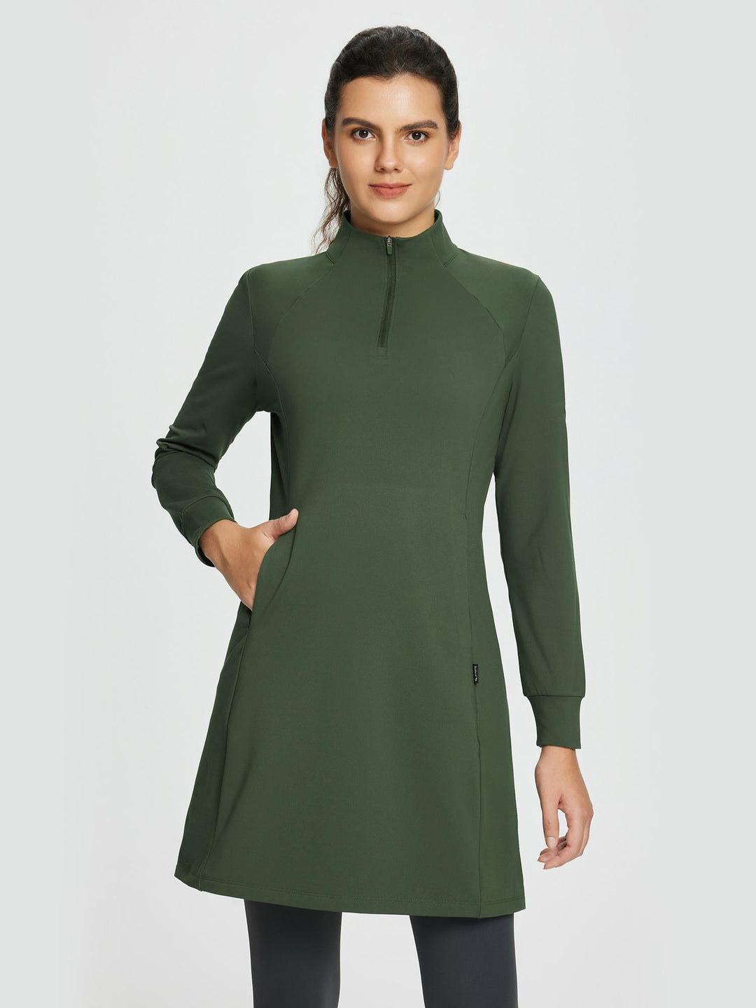 Abito midi donna invernale, maglia morbida, collo alto, zip regolabile per stile e calore.