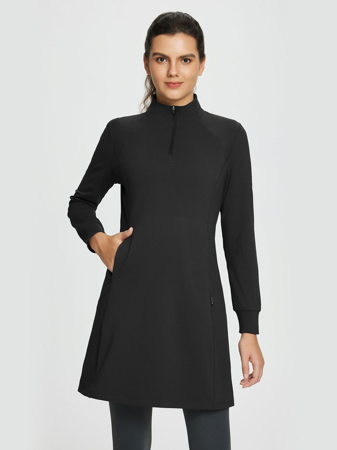 Abito invernale donna versatile in maglia, collo alto, zip, facile da abbinare.