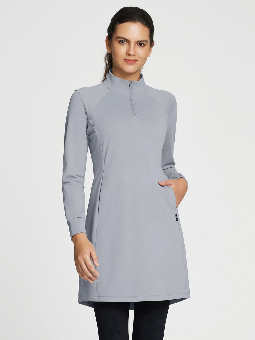 Comodo abito invernale donna in maglia, collo alto e zip, stile casual ma raffinato.